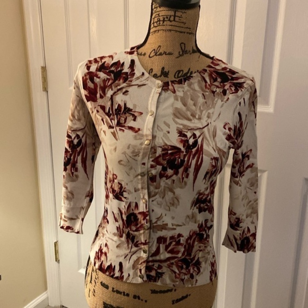 Beautiful White House Black Market Fitted Cardigan